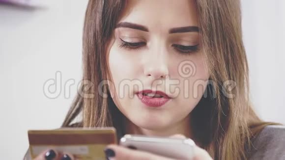 可爱的女孩坐在咖啡馆的桌子旁她正在和男朋友交流快乐的女孩买东西视频的预览图