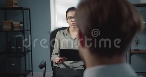 有能力的妇女向病人提供心理咨询视频的预览图