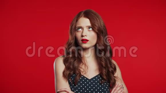 年轻心烦的女人红发不满不开心女孩的工作室肖像视频的预览图
