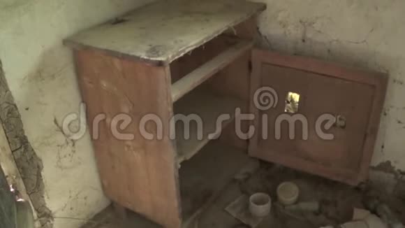 房子内部陈旧废弃的箱子视频的预览图