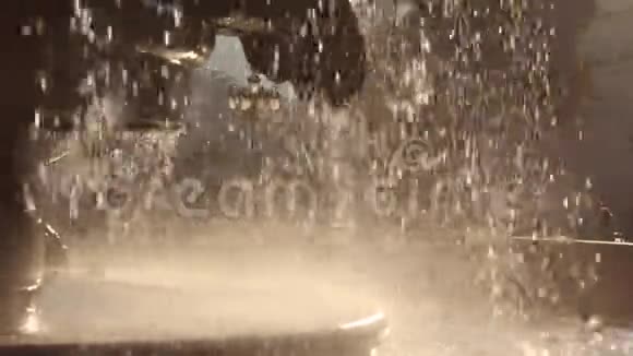 来自斯科普里喷泉中心的一段美丽的4段视频一段瓦尔达河边喷泉的短视频视频的预览图