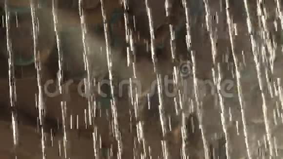 来自斯科普里喷泉中心的一段美丽的3段视频一段瓦尔达河边喷泉的短视频视频的预览图