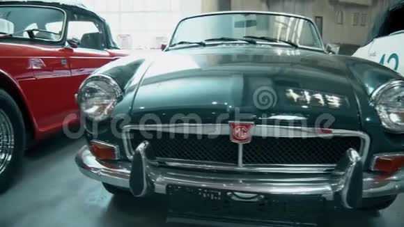 博物馆里漂亮的时尚复古旧车视频的预览图