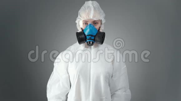 医生穿防护服带病毒测试的照片视频的预览图