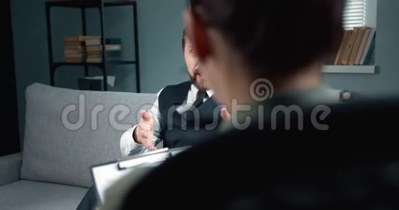 情绪化的男性在心理学家办公室做手势视频的预览图