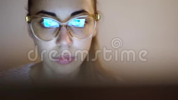 微笑的女人在家工作用电脑触摸屏看监视器视频的预览图