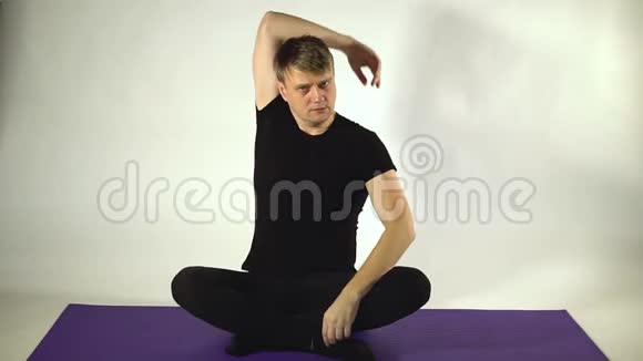 在集体健身活动中一个男人在白色背景下拉着他的手肘视频的预览图