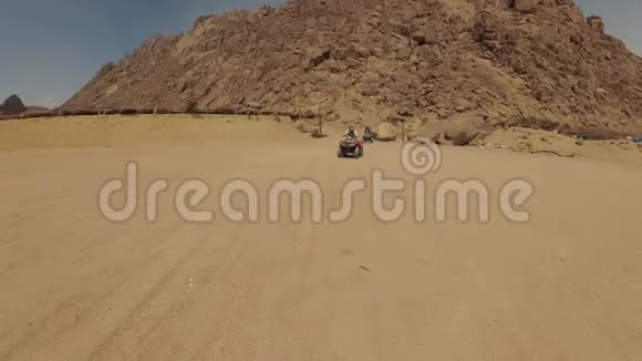 四轮自行车穿越沙漠视频的预览图