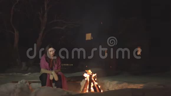 悲伤的女孩独自坐着视频的预览图