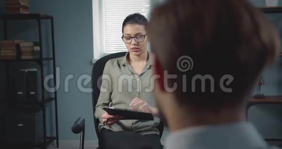 美丽的心理学家在办公室咨询男性病人视频的预览图