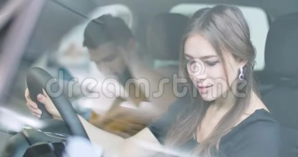 侧面观看漂亮的白人妇女坐在司机座位上环顾沙龙年轻漂亮的女孩视频的预览图