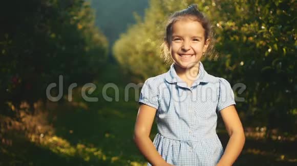 小女孩在户外用红苹果模仿她的眼睛女孩笑容满面复制空间4K视频的预览图