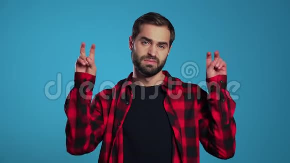 男人的胡须用手和两个手指像引号一样弯曲手指视频的预览图