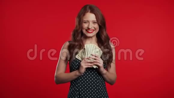 满意的高兴兴奋的女孩展示金钱美元钞票视频的预览图