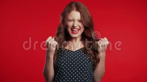 红色头发的女孩的肖像显示是的手势令人惊讶的兴奋快乐的女人视频的预览图
