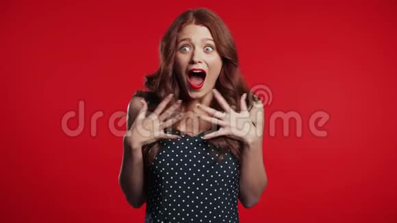 红色头发的女孩的肖像她展示了哇喜悦的效果手势惊喜视频的预览图