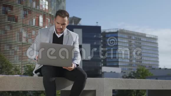 商人使用笔记本电脑进行户外视频通话手提电脑的自由职业者视频的预览图