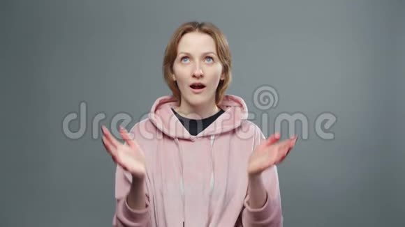 穿粉红色运动衫的年轻祷告女人的视频视频的预览图