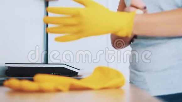 那个女人正在戴上黄色的橡胶手套作物快关门4K视频的预览图