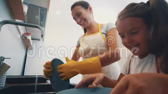 支持的母亲教女儿洗碗快关门复制空间4K视频的预览图