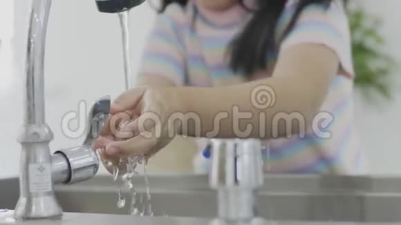 孩子们的手打开水龙头清洁洗手池以保持健康视频的预览图