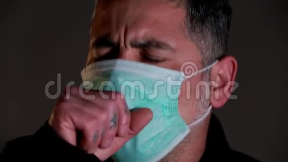 一个戴病防护口罩的男人咳嗽预防传染风险视频的预览图