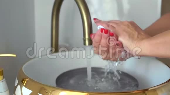 美容师在豪华水疗中心使用面膜前润湿巾视频的预览图