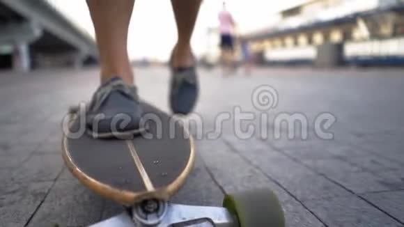 溜冰者的腿正向前直着向前靠近视频的预览图