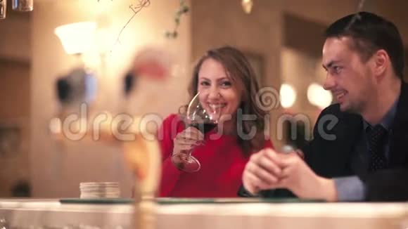 酒吧柜台上的男人和女人视频的预览图
