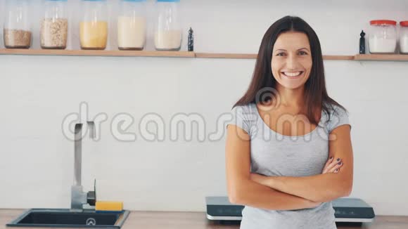 家务活漂亮的女人正真诚地微笑着在厨房的背景下复制空间快关门4K视频的预览图