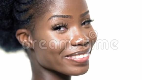 漂亮性感的黑人模特微笑着摆姿势视频的预览图