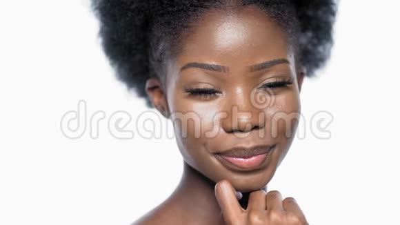 性感漂亮的美国黑人模特微笑着摆姿势视频的预览图