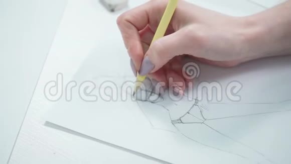 桌上女子绘画素描录像视频的预览图