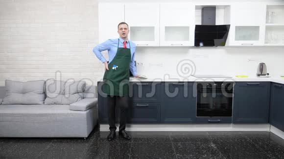 穿着围裙和领带的帅哥在厨房擦桌子跳舞视频的预览图