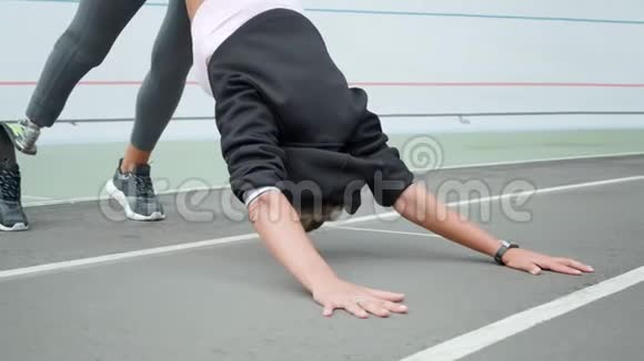 有假肢的运动员在赛道上练习瑜伽户外女士培训视频的预览图