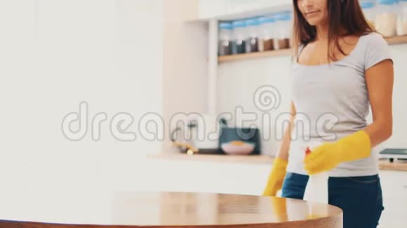 戴着黄色橡胶手套的女人正在厨房用除脂剂喷雾和布清洁烹饪面板作物复制空间视频的预览图