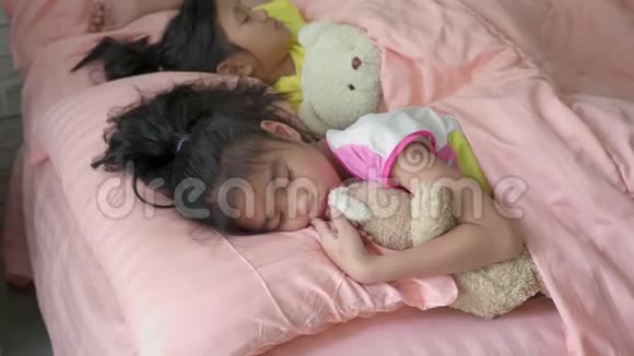 亚洲女孩睡在床上视频的预览图