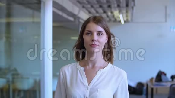 女人去工作场所视频的预览图