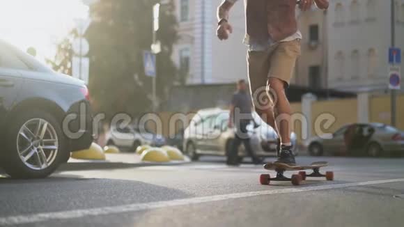 用滑板享受极限运动乐趣的智能人视频的预览图