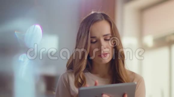 在家庭办公室做数码平板电脑的女商人自由职业者手持垫视频的预览图