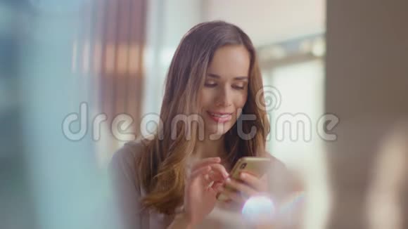 女人在厨房里打智能手机女士手机短信视频的预览图