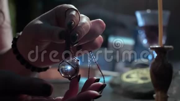 女巫手里拿着一个水晶球开了一个灵性的会议从事黑色魔法相关视频的预览图