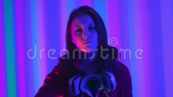 俱乐部霓虹灯里的年轻女孩模特dubstep或朋克风格的概念戴着来自肮脏空气的防毒面具视频的预览图