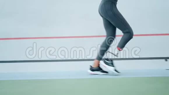 有假腿的女人在赛道上奔跑女孩在田径跑道上慢跑视频的预览图