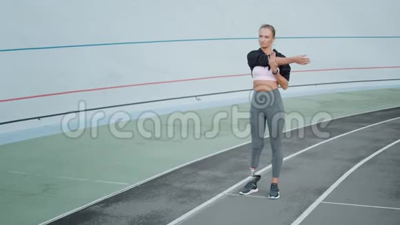 残疾人跑步者准备在赛道上锻炼在体育场锻炼的女人视频的预览图