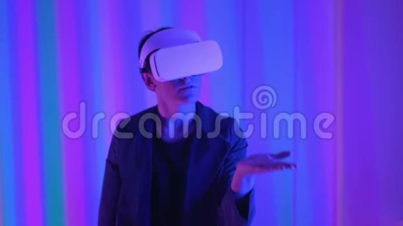年轻人是虚拟现实眼镜的职业玩家沉浸在平行的现实中创造建筑物体视频的预览图