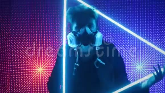 一个模特儿戴着防毒面具在霓虹灯工作室跳舞dubstep风格的概念空气污染和全球变暖拉维视频的预览图