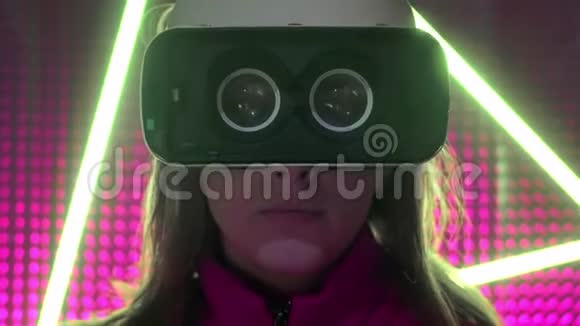 年轻女孩职业玩家戴虚拟现实眼镜沉浸在平行的现实中创造建筑视频的预览图