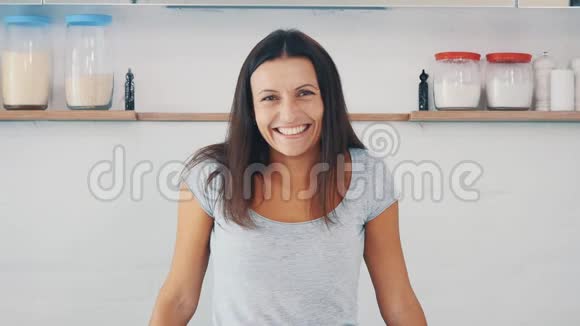 家务活漂亮的女人正真诚地微笑着在厨房的背景下复制空间快关门4K视频的预览图