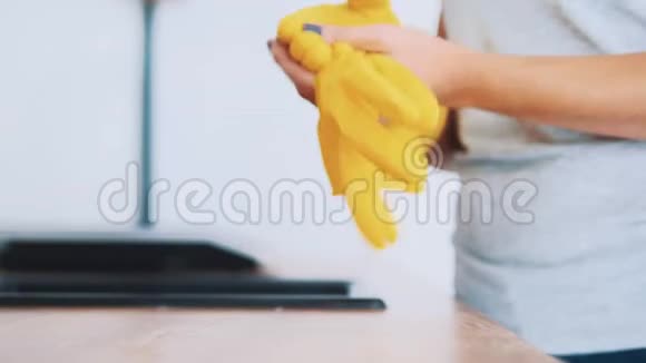 那个女人正在脱下黄色的橡胶手套作物快关门4K视频的预览图